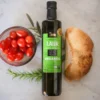 Botella de aceite de oliva Laur en una mesa con comida
